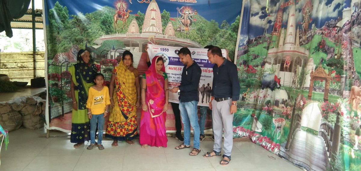 EroMahudha's tweet photo. ૧૧૮-મહુધા વિધાનસભા મતવિસ્તારના મહુધા તાલુકાના મીનાવાડા ગામે દશામાના વ્રત સંદર્ભે આવનાર મહિલાઓમાં મતદાર જાગૃતિ કાર્યક્રમ રાખી સ્વીપની એકટીવીટી કરવામાં આવી. #Gujarat #BLOTraining  #CEOGujarat #SSR2022 #1stOct2022 #EROsTraining #ECI #GujaratElectionDepartment
@CEOGujarat @dydeokheda https://t.co/CqBFWvcuc9