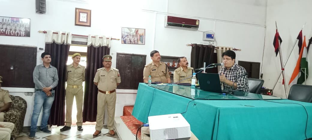 gorakhpurpolice's tweet photo. #gorakhpurpolice
#EachOneSaveOne
#UP_Orthopedic_Association के चिकित्सको द्वारा Each One Save One थीम पर सड़क दुर्घटना व आपदा प्रबंधन हृदयघात अन्य चिकित्सीय आकस्मिकता के दौरान घायल की सहायता हेतु पुलिस कर्मियो को पुलिस लाइन में #बेसिक_लाईफ_सपोर्ट का प्रशिक्षण दिया गया।
#UPPolice https://t.co/JmpikctriH