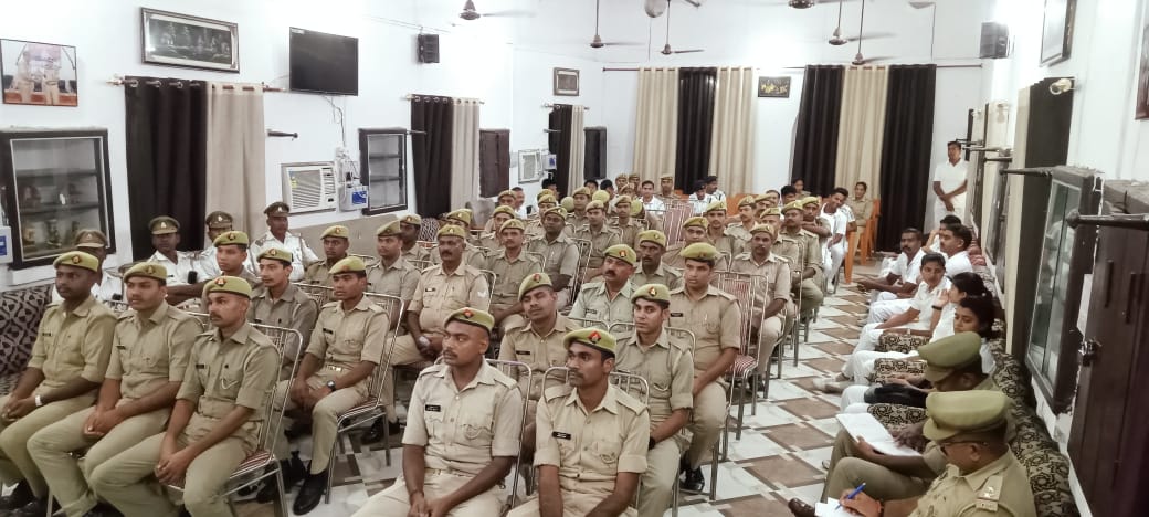 gorakhpurpolice's tweet photo. #gorakhpurpolice
#EachOneSaveOne
#UP_Orthopedic_Association के चिकित्सको द्वारा Each One Save One थीम पर सड़क दुर्घटना व आपदा प्रबंधन हृदयघात अन्य चिकित्सीय आकस्मिकता के दौरान घायल की सहायता हेतु पुलिस कर्मियो को पुलिस लाइन में #बेसिक_लाईफ_सपोर्ट का प्रशिक्षण दिया गया।
#UPPolice https://t.co/JmpikctriH