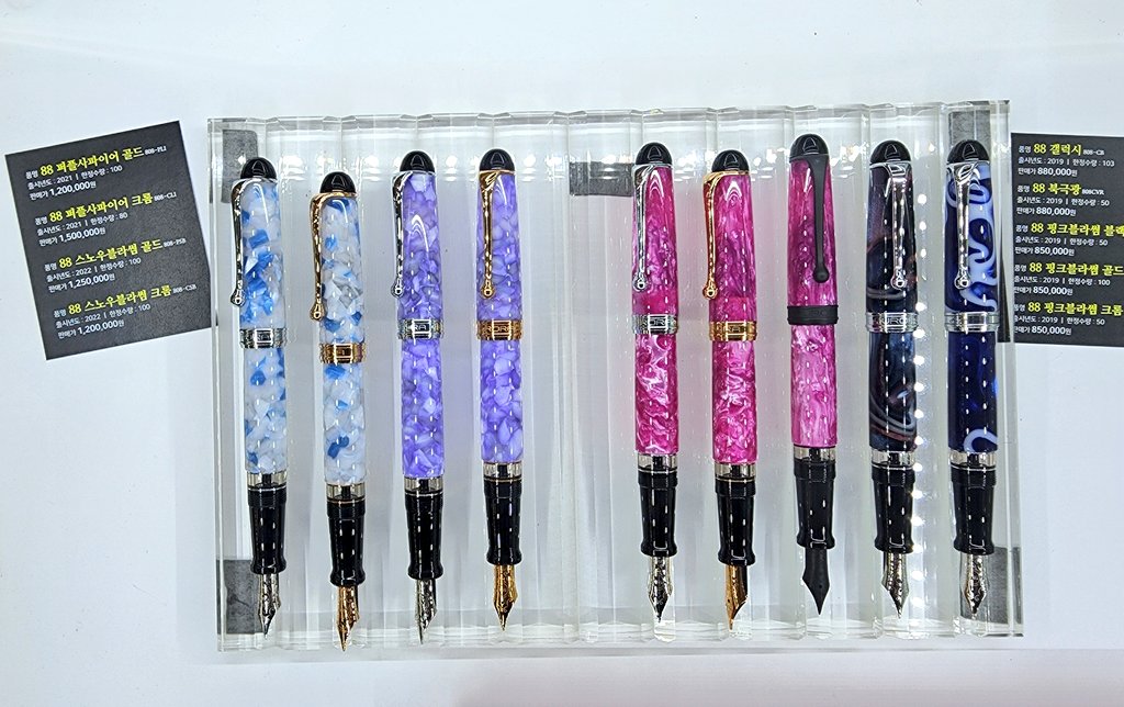 신한커머스가 주최하는 펜 큐레이팅 행사,
올댓펜 행사에 방문해보았습니다

브랜드 매니저님의 한시간 가량의
펜 큐레이팅과 다양한 전시, 이벤트도 같이 진행하고 있어요

참석만으로도 다양한 사은품을 증정하니 
시간이 되시는 분들은 꼭 참가해보시는걸 추천드립니다!