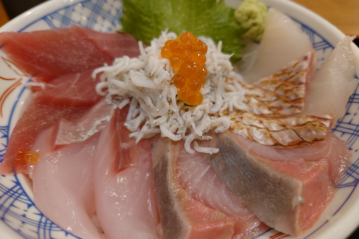 BAYNET_tabi's tweet photo. 今月の旅Workは小田原市の情報をお届け中🐟

小田原といえばやっぱりお魚がおいしいですよねー…っということで、小田原漁港近くのお店でいただいた海鮮丼です🍚🥢

ワーケーション中のランチも楽しみの一つ、ですよね🤤 https://t.co/ASuMB92hDn
