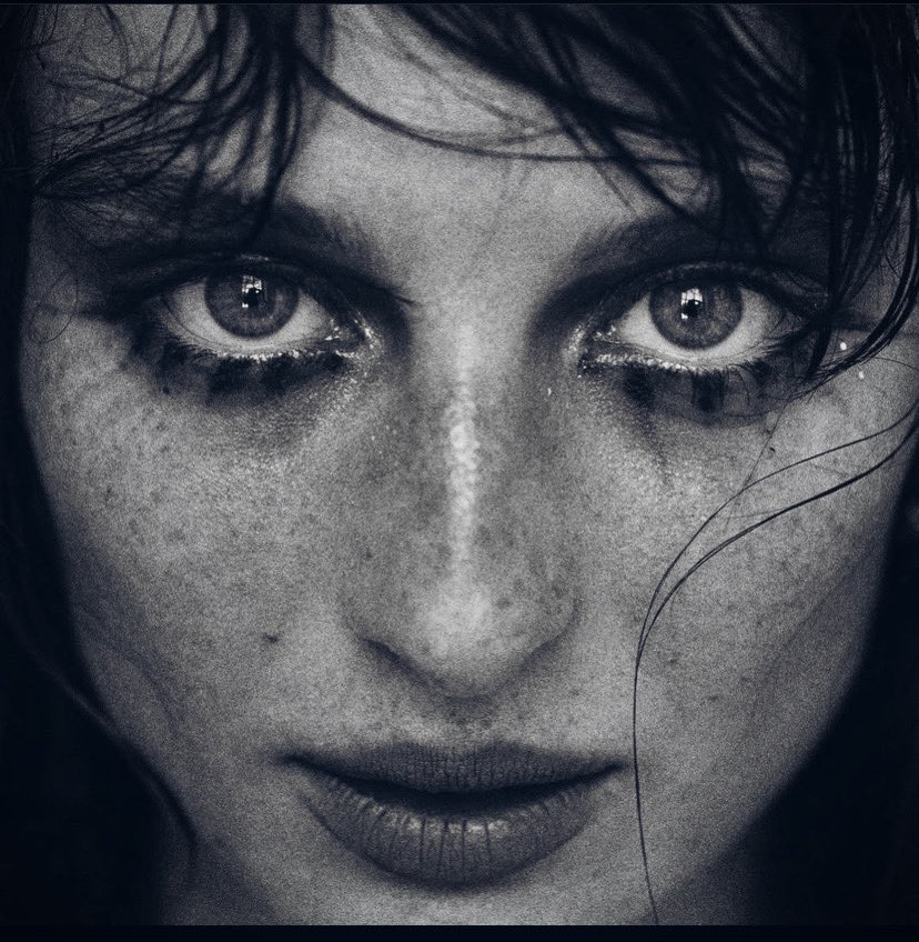 AngelicInShadow's tweet photo. Those eyes that see, through and into the grey
Lips like petals of red. 
Cheeks a hue of rose. 
Darkness whispers, under Light. https://t.co/j9DivSk2cf