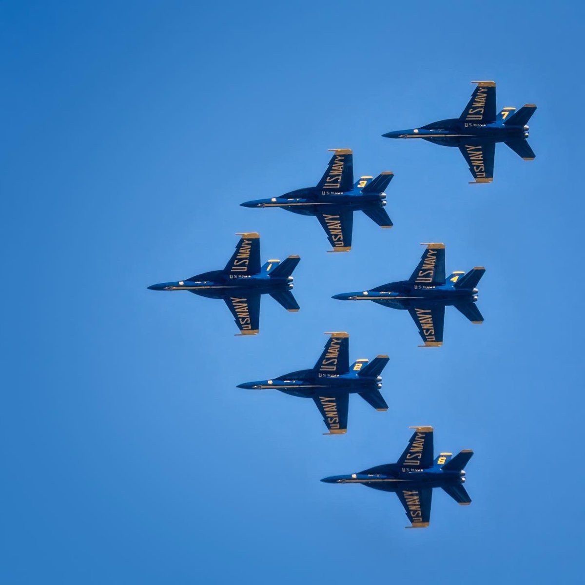 ellebeth78's tweet photo. Seafair day 1 from the rooftop! #seafair #seattleseafair #seattle #seattlelife #blueangels #airshow #sonyphotography #sonya7riv #pnw #pnwlife #seafair2022 #summerinseattle #airshow #airshowphotography https://t.co/lIUltxqkbk