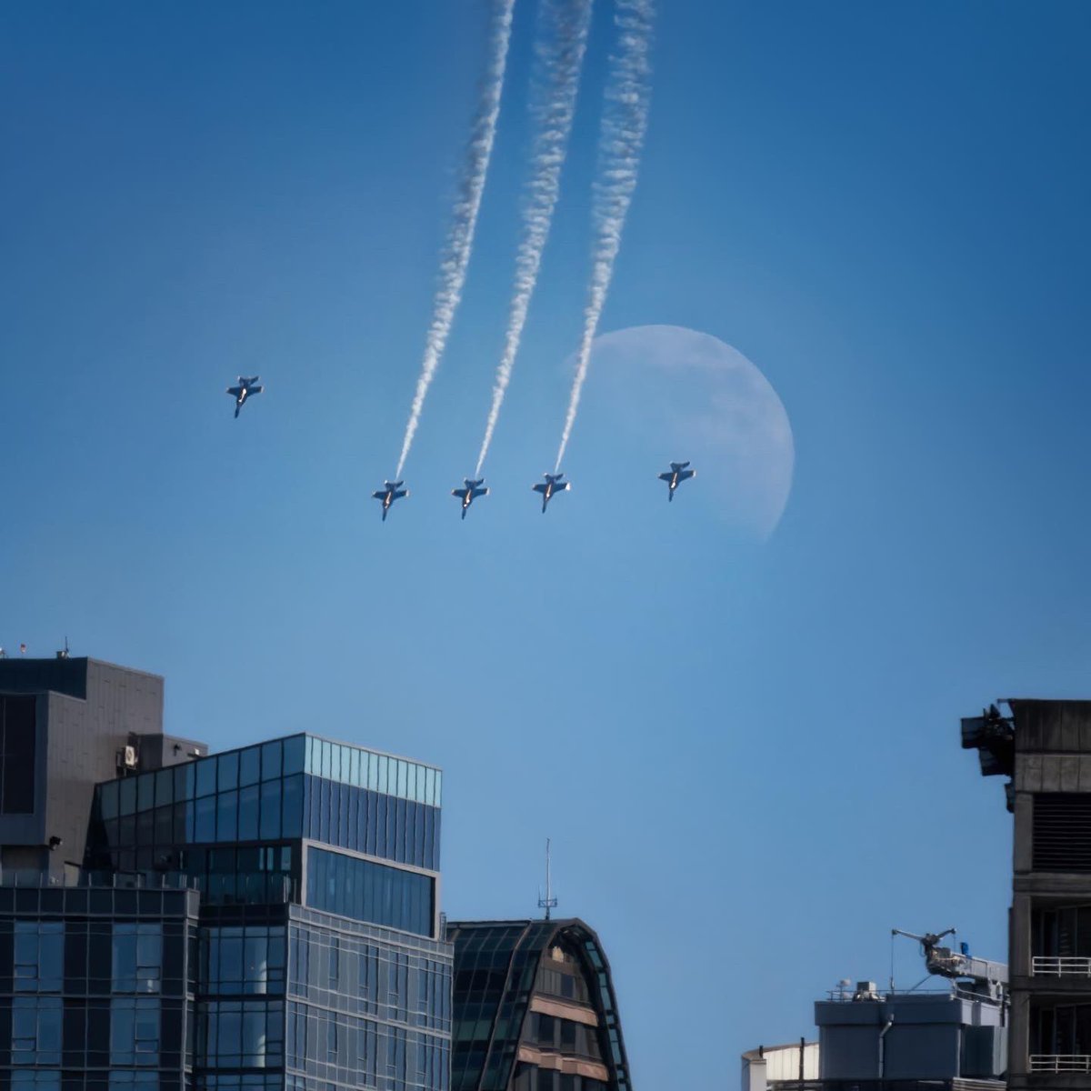 ellebeth78's tweet photo. Seafair day 1 from the rooftop! #seafair #seattleseafair #seattle #seattlelife #blueangels #airshow #sonyphotography #sonya7riv #pnw #pnwlife #seafair2022 #summerinseattle #airshow #airshowphotography https://t.co/lIUltxqkbk