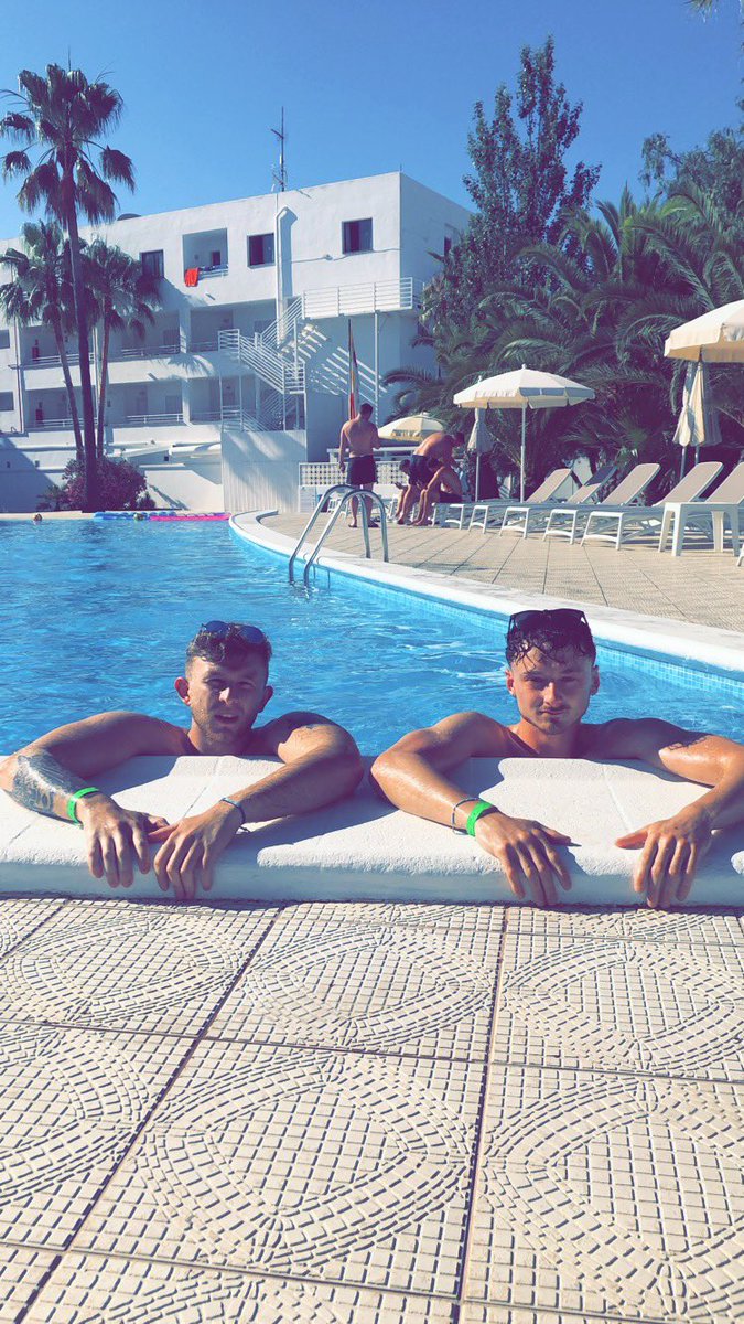 Luke_Utting's tweet photo. @Alandeakin_  happy birthday brother. Hope you have a great time on holiday https://t.co/OTwoS05nSs