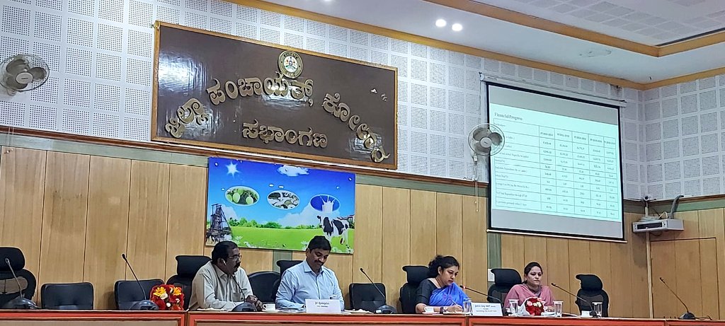 MgnregsK's tweet photo. RD Commissioner @Shilpa_Nag chaired the progress review meeting today at Kolar. JD horticulture and other officials were present.

#DepartmentUpdate 
#progress #ruraldevelopment https://t.co/qU57vC32Q8