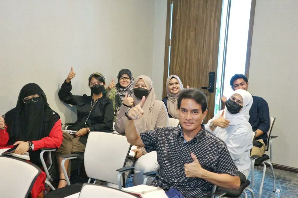 YougoTraining's tweet photo. Terima kasih diucapkan kepada semua peserta #BeraniBerucap Bersama @HalimOthmanHO hari ini yang sangat sporting dan berbakat. Insya Allah, kita berjumpa lagi di program akan datang!
#yougotraining #yougoemcees #halimothman #publicspeaking #pengacaraan https://t.co/uWmIMykf5m