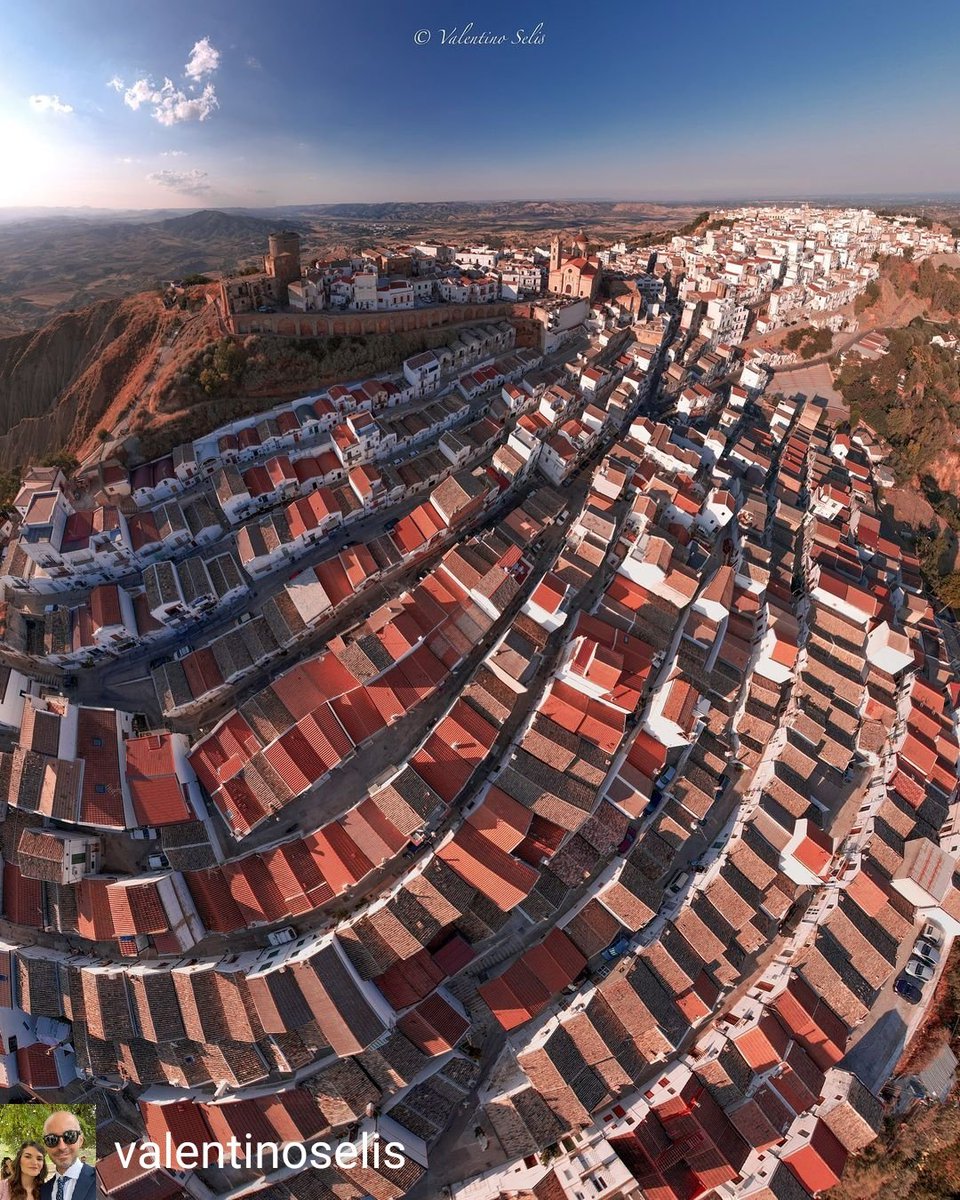 [#igersmateragoesto ➡ #Pisticci]

Una veduta aerea di Pisticci e del suo quartiere più antico, con le sue stradine e casette caratteristiche e inconfondibili.

📸 @ valentinoselis 

#igersmatera
#igersbasilicata
#igersitalia