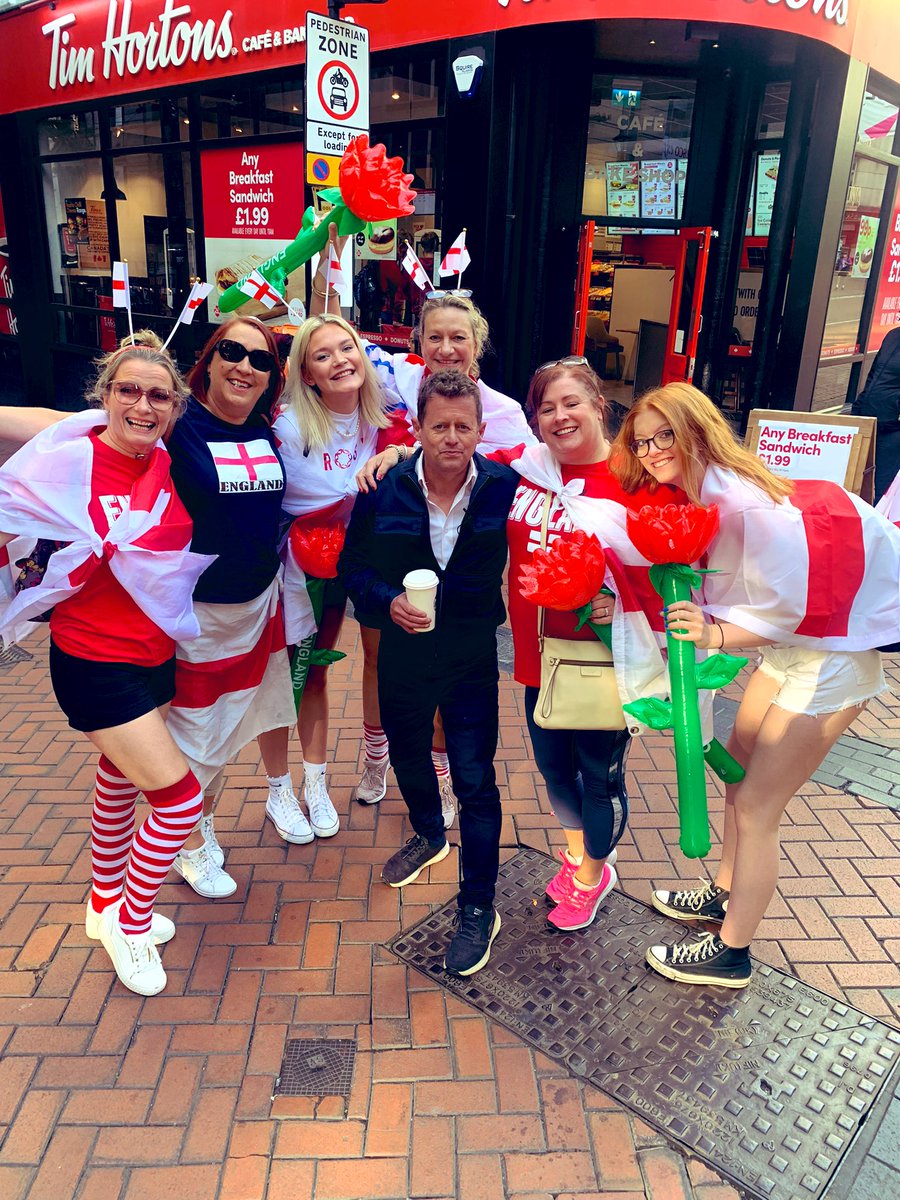 mikebreakfast's tweet image. A huge day ahead for @EnglandNetball  as they take on @AussieDiamonds in the semi finals @birminghamcg22 CW games. It’s not until 1430 but so many fans already making their way through Victoria square including @NetballTrinity from oxford who stopped to say hello
