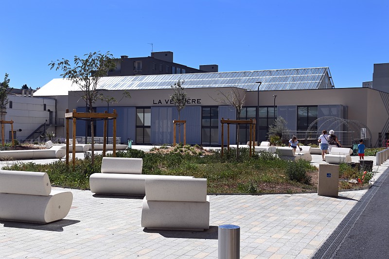 [Urbanisme] #SaintEtienne change et ça se voit ! Ça avance du coté du "Jardin Méditerranéen" ! 2 000 m2 de verdure, 48 variétés d'arbres et d'arbustes et un nouveau mobilier design viendront agrémenter ce jardin peu gourmand en eau ! bit.ly/3rmCiPo
