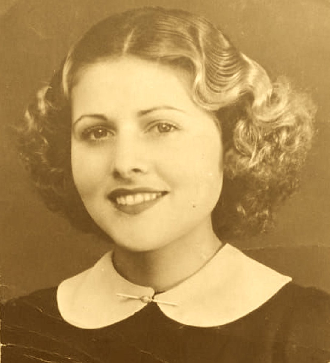 paroles_la's tweet photo. Elle est née Polonaise et juive. En février 1943, cela vaut à ses parents la déportation et la mort. Elle, militante communiste de longue date, elle combat avec les FTP-MOI. Pourquoi ? "Je devais bien ça à la France qui m’avait accueillie", dira Jeanne Civié Borzakian. https://t.co/QWy7vVoixl