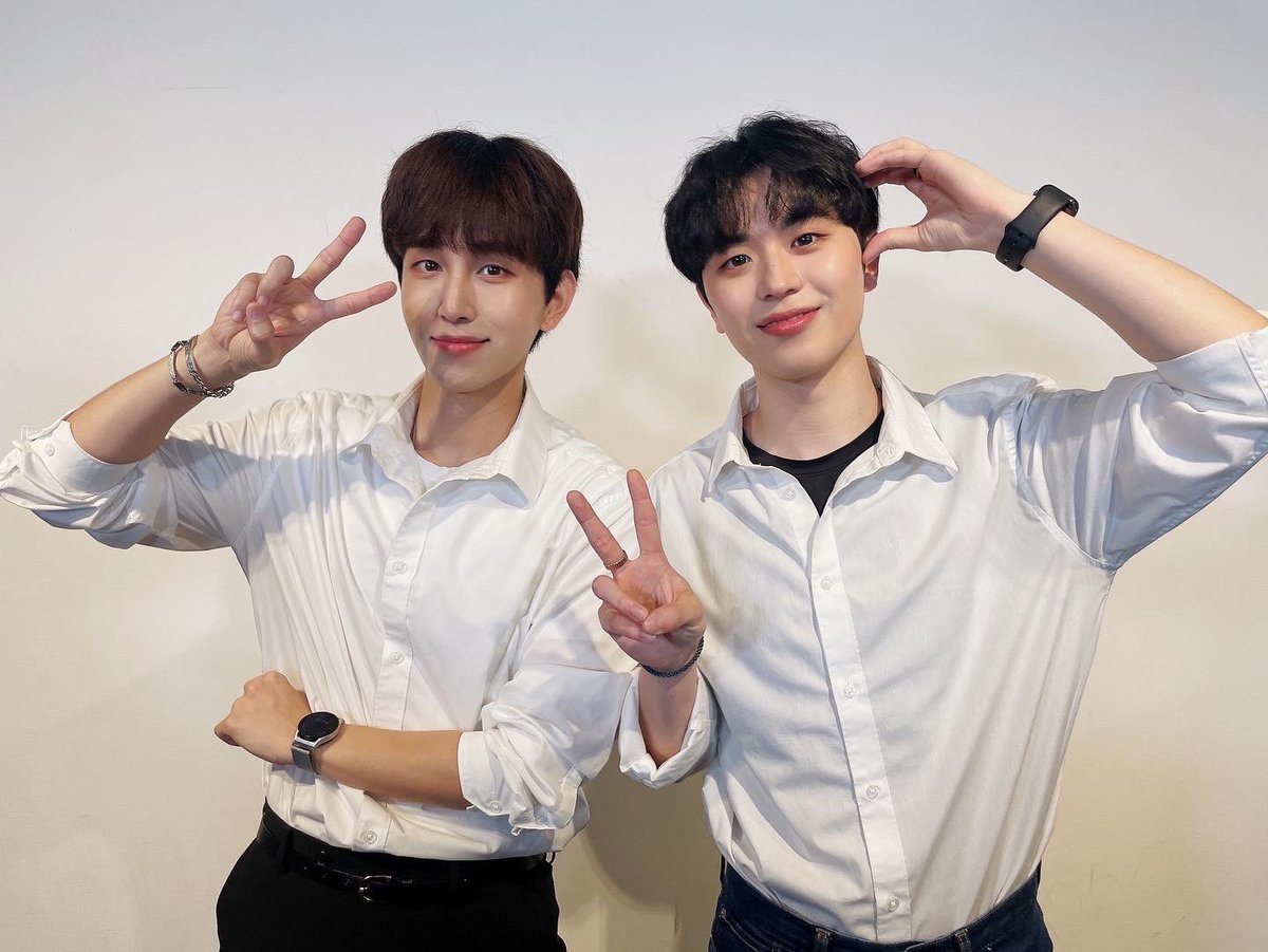 ROMEO_SJ_'s tweet photo. ラストライブも本当にありがとうございました😭
最後までとても幸せな思い出ができました❤️
また次戻ってくるまで元気にいてください🙏🏻

後、今日の写真の秘密は？
一番最初にインスタに投稿した写真と同じポーズで撮ってみました(ジェギョンくんアイディア💡)

次会える日まで忘れず待ってください❤️ https://t.co/80HDnQHaEj