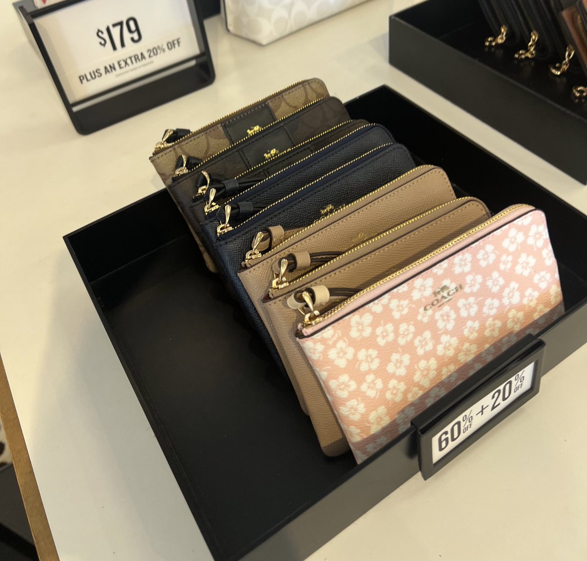 prewithpk's tweet photo. #พรีออเดอร์เมกา ( กลับไทยปลายสิงหา )  ♡
รับหิ้วช้อป #coach outlet 🎠

 - กระเป๋าสตางค์ในรูปเริ่มต้น 1390
🖇: https://t.co/X6joextQvd  ใครสนใจใบไหนเเคปบอกได้เลยค่า 

♡ รับไม่เยอะนะคะ เข้าออกชอปทุกวีค  / ปิดรับ 15/08 
🛒: order via dm #หิ้วเมกา https://t.co/3G94Y1NE3v