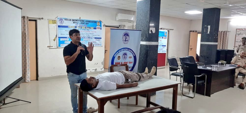 agrapolice's tweet photo. यूपी आर्थोपेडिक एसोसिएशन के चिकित्सकों के सहयोग से #EachOneSaveOne थीम पर सड़क दुर्घटना व आपदा प्रबंधन हृदयघात अन्य चिकित्सीय आकस्मिकता के दौरान घायल की सहायता हेतु पुलिस कर्मियो को 06वें दिन पुलिस लाइन में दिया गया #बेसिक_लाईफ_सपोर्ट प्रशिक्षण। https://t.co/plmmfBi3uF