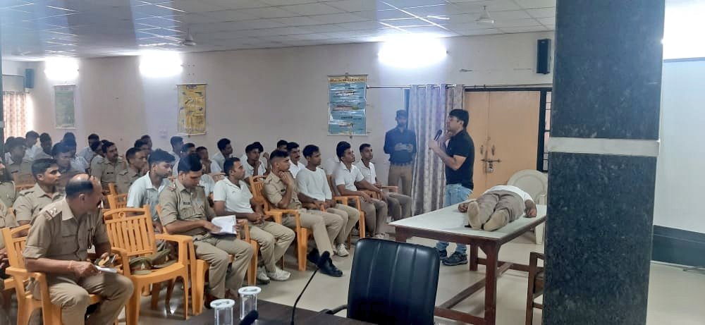agrapolice's tweet photo. यूपी आर्थोपेडिक एसोसिएशन के चिकित्सकों के सहयोग से #EachOneSaveOne थीम पर सड़क दुर्घटना व आपदा प्रबंधन हृदयघात अन्य चिकित्सीय आकस्मिकता के दौरान घायल की सहायता हेतु पुलिस कर्मियो को 06वें दिन पुलिस लाइन में दिया गया #बेसिक_लाईफ_सपोर्ट प्रशिक्षण। https://t.co/plmmfBi3uF