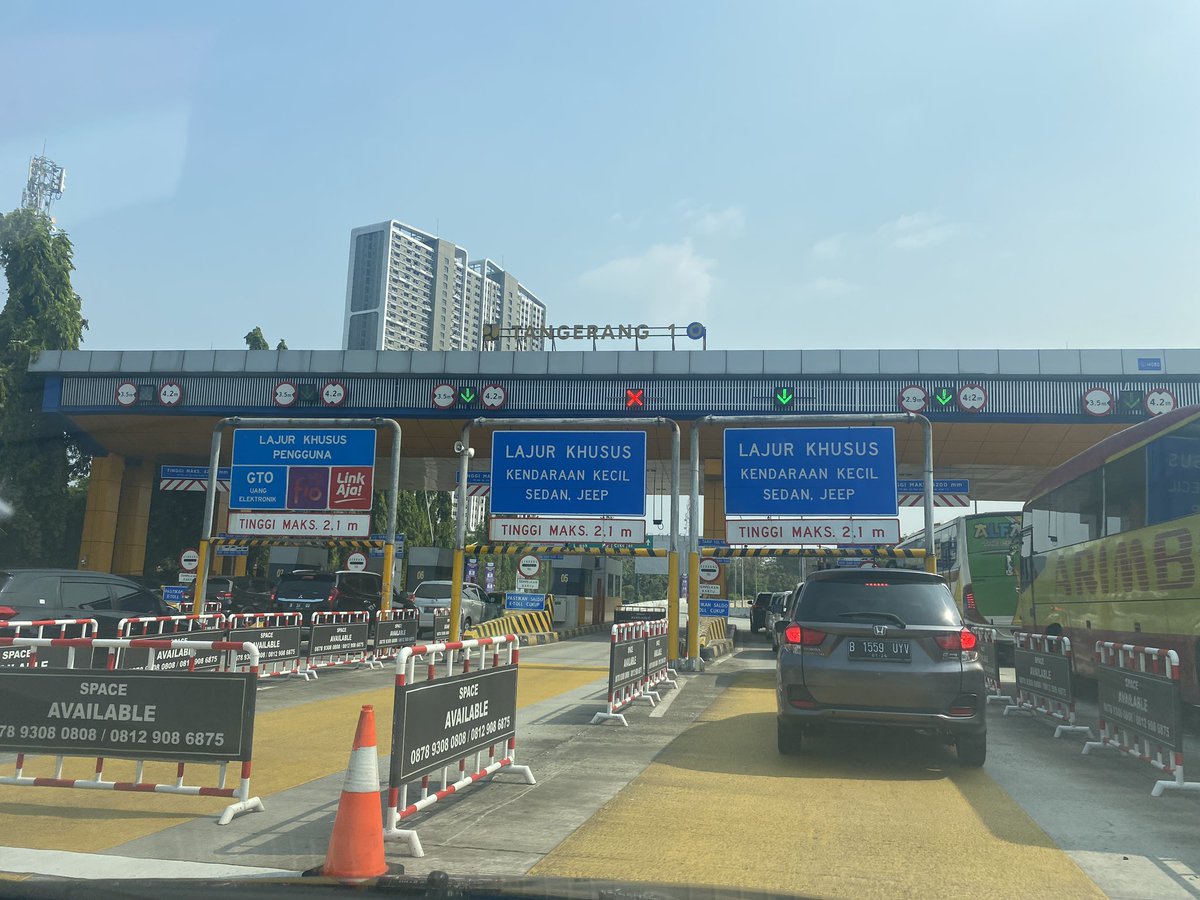 Kunciran - exit Tangerang, padat merayap. <a href="/PTJASAMARGA/">PT. JASAMARGA</a> Pastikan semua pintu keluar berfungsi agar tdk antree panjang. Jgn hanya minta saldo kami saja yg cukup. <a href="/RadioElshinta/">Radio Elshinta</a> <a href="/SonoraFM92/">Radio Sonora Jakarta</a> <a href="/TMCPoldaMetro/">TMC Polda Metro Jaya</a>
