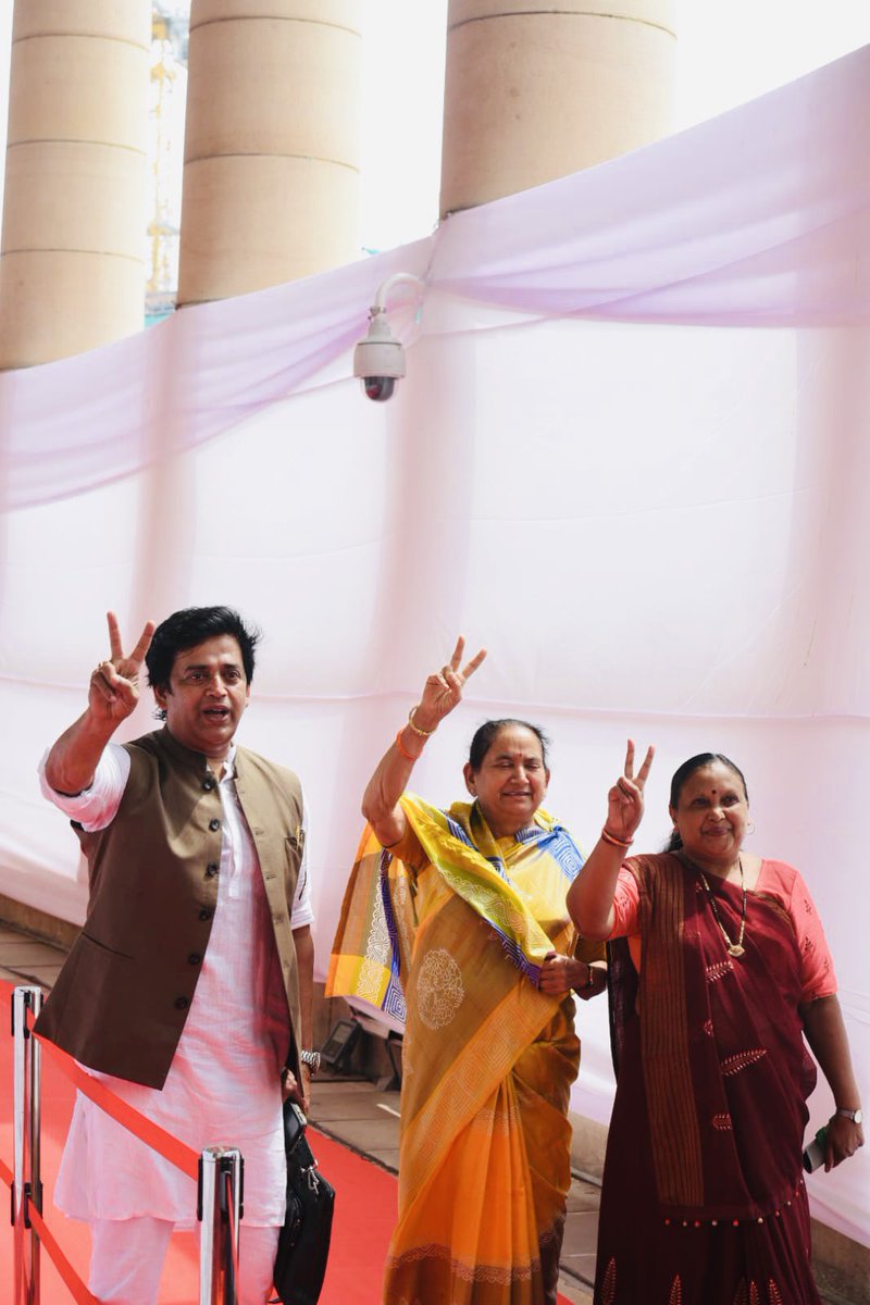 ravikishann's tweet photo. संसद भवन मे माननीय उपराष्ट्रपति जी के चुनाव में मतदान किया #VicePresidentialElections2022 https://t.co/arWslbPQDz