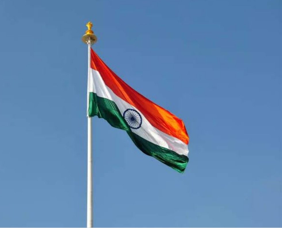 dibyaaxx___07's tweet photo. I have learnt from someone that love should be in heart.
It needs no show off. Changing DP to Triranga and posting selfie with it is just a showcasing of false patriotism because we have done it after the direction of Govt not by ourselves. 🙂❤🇮🇳 https://t.co/7wmDTG4YqS