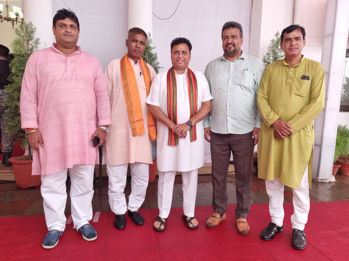 DEVINDERBJPSD's tweet photo. आज जिलाध्यक्ष श्रीमान रोहतास कुमार जी के साथ राष्ट्रीय जनतांत्रिक गठबंधन के उपराष्ट्रपति पद के उमीदवार एवं पश्चिम बंगाल के निर्वतमान राज्यपाल माननीय श्री जगदीप धनकड़ जी से मिलकर उन्हें बधाई एवं शुभकामनाएं

देवेंदर कुमार
उपाध्यक्ष 
भाजपा, जिला दक्षिणी दिल्ली https://t.co/XpBSWfVgGp