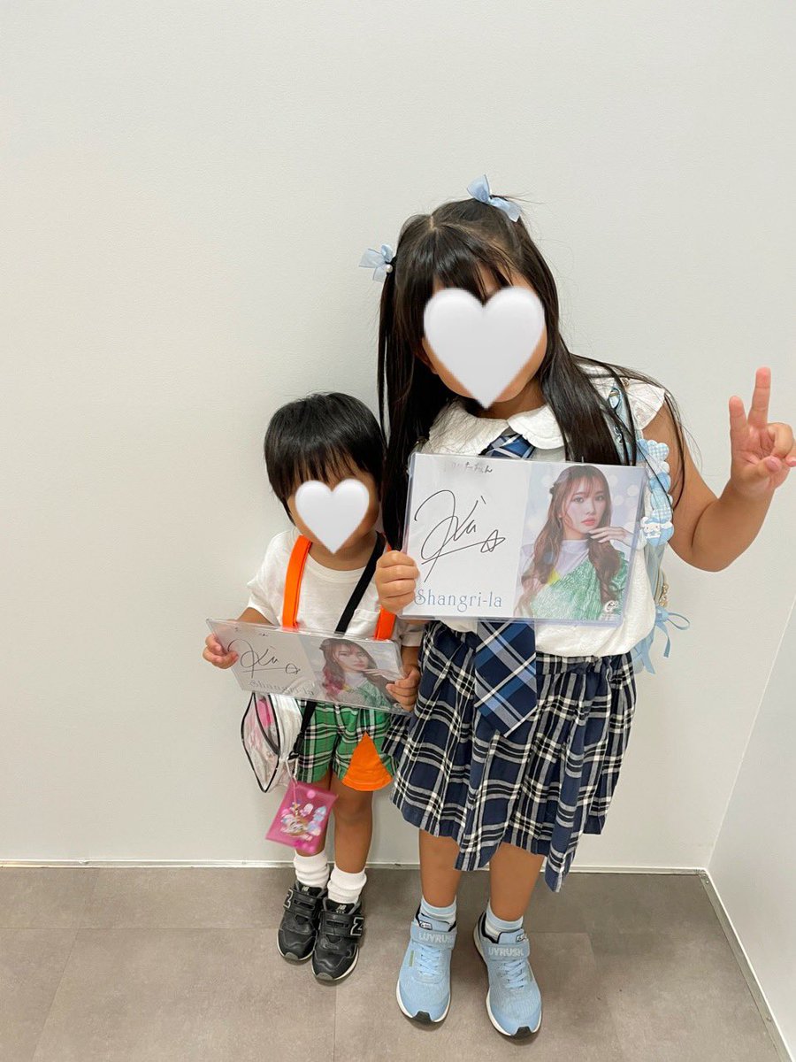 娘に今回の衣装どうするか聞いたら、綺羅ちゃん前も来たって思い出してくれるかもしれない！と言うのでガル学で再び💙いつもありがとうって言ってもらえてて嬉しそうだった👧🏻息子はちっちゃーい可愛い💕って言ってもらえてた👦🏻母にもありがと言ってもらえた照　今回のサインも家宝にします✨#Girls2