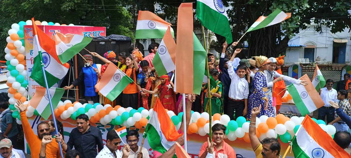 ArunParmar_'s tweet photo. तिरंगामय हुआ देवास....देवास में निकली भव्य तिरंगा यात्रा....बड़ी संख्या में स्कूली बच्चे , शासकीय समितियां , जनप्रतिनिधि , पत्रकार, आमजन हुए शामिल.... @collector_dewas https://t.co/YPakGfEfO8