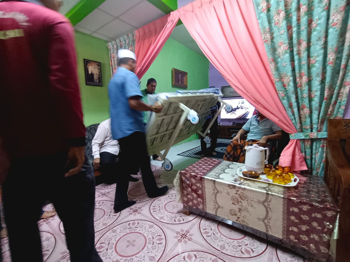 ustaz_idris's tweet photo. Alhamdulillah petang ini saya ziarah untuk berjumpa ayahnya, En Yahaya untuk bertanyakan khabar. Diserahkan juga katil untuk kegunaan ayahnya. 

Didoakan kesihatan yang baik dan dipermudahkan urusan buat En Yahaya dan anaknya sekeluarga.

#BukitGantangSejahtera https://t.co/oNYLGTzYra