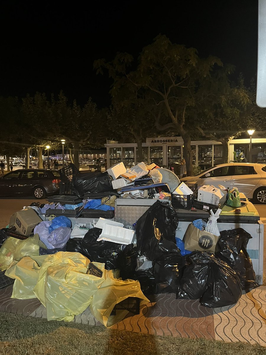 m_franzi's tweet photo. Divendres 5 Agost 23:49h al Passeig del Mar de Palamós. 
Això és normal @AjPalamos en ple mes d’agost? 

@visitpalamos https://t.co/xf0vFqmpqh