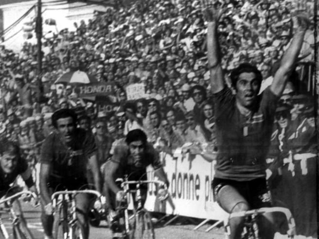 beppegi's tweet photo. Il #6agosto 1972 si corre il #mondiale di #ciclismo a Gap, pochi chilometri dal nostro confine, ed Γ¨ trionfo italiano. Vince Marino #Basso, secondo Franco #Bitossi. Per Gianni #Mura, Basso: Come vive cosΓ¬ vince (1/n un π§΅di #50annifa #OTD) https://t.co/yEtg9gykyq