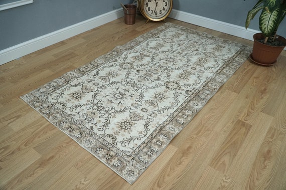 RugsLord's tweet photo. Small Turkish Rug, Beige https://t.co/R8haDrb9kG via @EtsySocial #turkishrugs #orientalrug #SmallTurkishRug #BeigeVintageRug https://t.co/nn4kLTtTDW