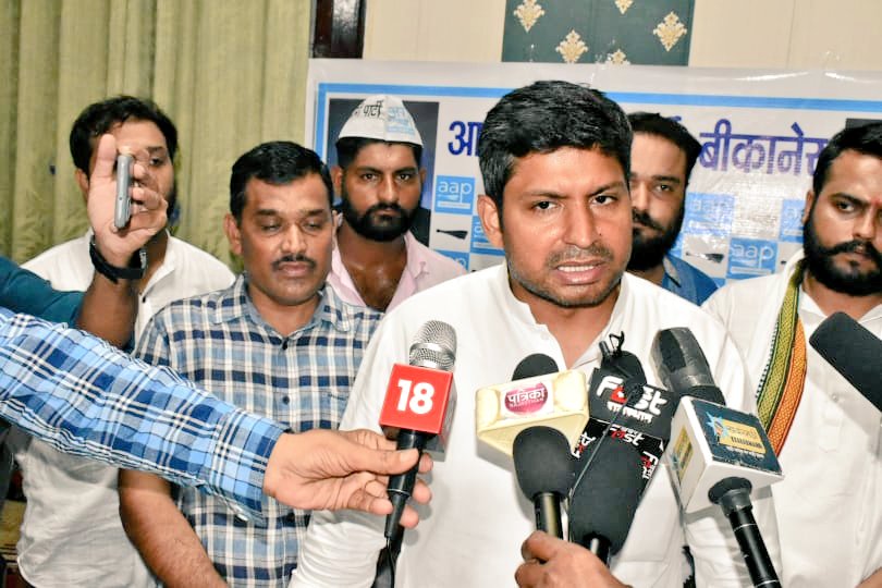 बीकानेर में प्रदेश प्रभारी @vinaymishra_aap जी ने प्रेस वार्ता को किया सम्बोधित।

इस दौरान सम्भाग कॉर्डिनेटर <a href="/KhyaliComedian/">ख्याली सहारण (Comedian)</a> जी,आप नेता @AAPkaSaurabhRaj, बीकानेर लोकसभा कॉर्डिनेटर <a href="/KamalBhargav_/">Kamal Bhargav</a> भी रहे मौजूद।