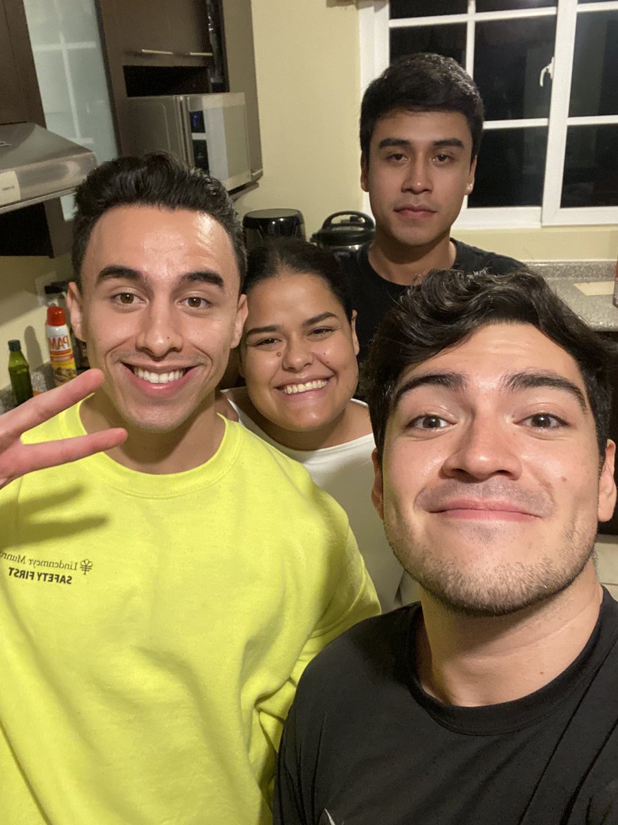 garcialuis3113's tweet photo. Con cara de sueño pero creando buenas anécdotas 😂 #HistoriasRandom https://t.co/wDDXGejVxA
