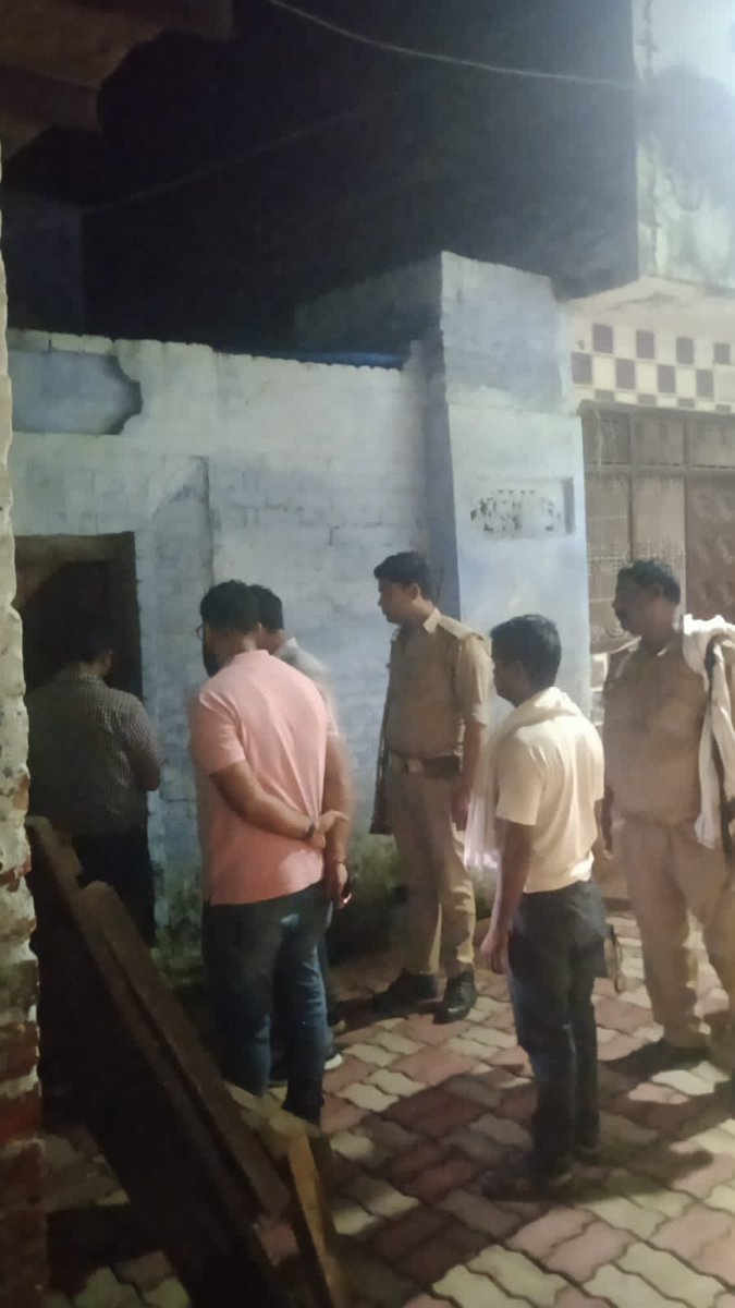 hivivek01's tweet photo. आज दिनांक 6 अगस्त,2022 की प्रातः विद्युत नगरीय वितरण मंडल,फिरोजाबाद के 33/11 केवी उपकेंद्रों आसफाबाद एवं पुरुषोत्तम बिहार से पोषित क्षेत्रों में पुलिस एवं पीएसी के साथ की गई मॉर्निंग रेड में विद्युत चोरी करते मिले 16 लोगों के विरुद्ध f.i.r. कराई जा रही है।@MDDVVNL @firozabaddm https://t.co/cPhwpm3gfF