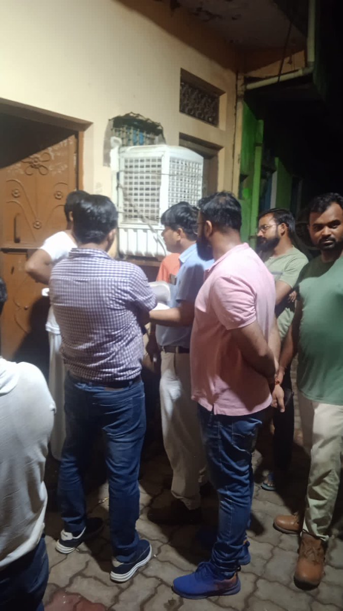 hivivek01's tweet photo. आज दिनांक 6 अगस्त,2022 की प्रातः विद्युत नगरीय वितरण मंडल,फिरोजाबाद के 33/11 केवी उपकेंद्रों आसफाबाद एवं पुरुषोत्तम बिहार से पोषित क्षेत्रों में पुलिस एवं पीएसी के साथ की गई मॉर्निंग रेड में विद्युत चोरी करते मिले 16 लोगों के विरुद्ध f.i.r. कराई जा रही है।@MDDVVNL @firozabaddm https://t.co/cPhwpm3gfF