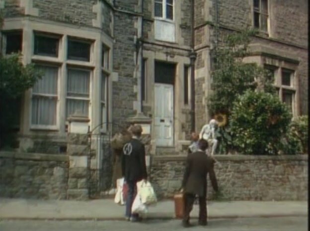 youngonesfan's tweet photo. On location in Bristol, then and now; #TheYoungOnes house and The Kebab and Calculator pub (Westbury Park Pub and Kitchen) https://t.co/oopmMyGqPr