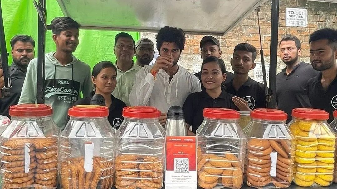 PuneTimesOnline's tweet photo. #Chai biscuit and #selfie weekend for @TheDeverakonda, who is in #Patna to promote his film #Liger
#VijayDeverakonda #Liger #LigerHuntsFromAug25th #ligermassstep https://t.co/gDEB1lanAr