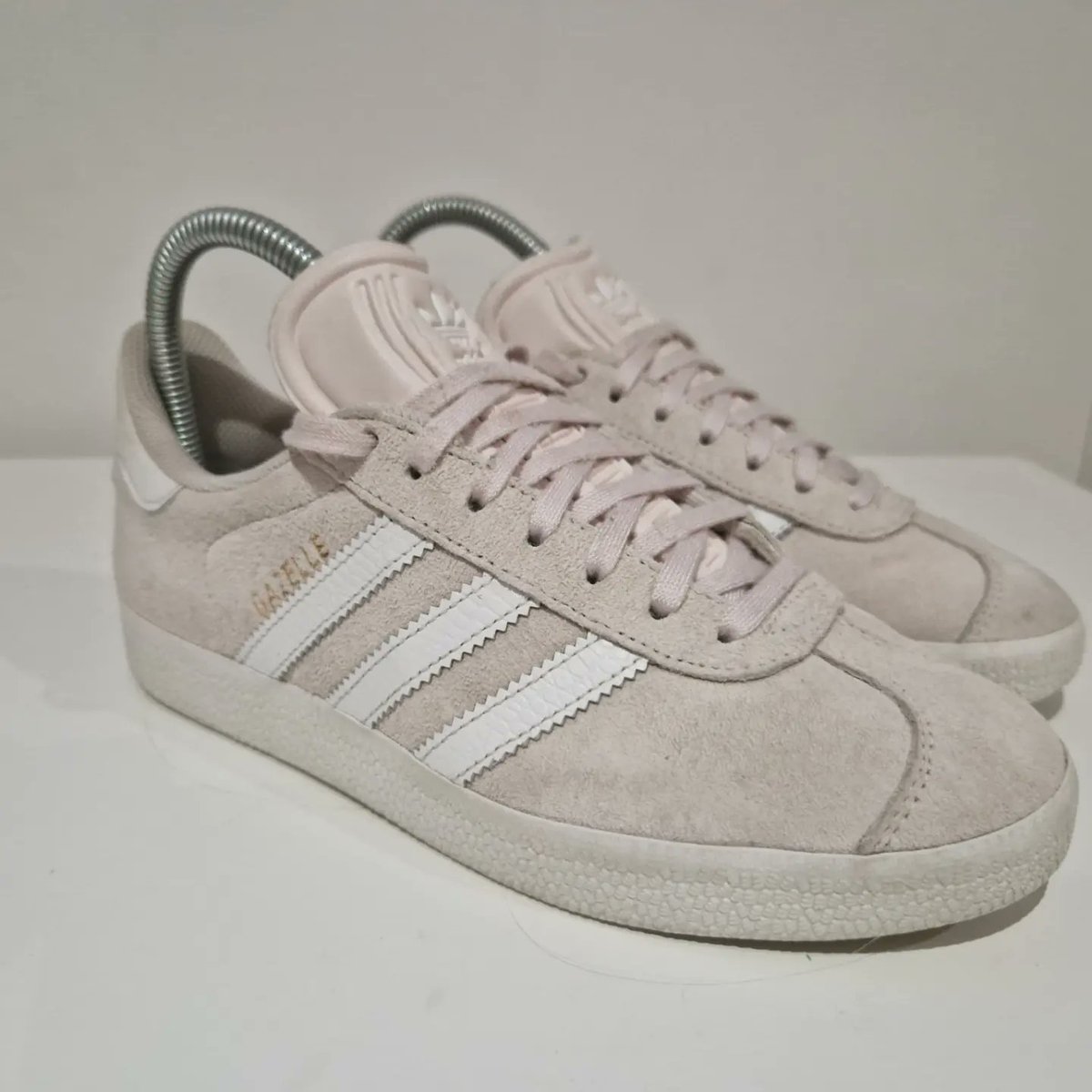/// Adidas Gazelle b2b ///

Contrasting suede on these .
Not particularly in bad shape 
Good dry brush and clean 
Laces scrubbed
Some paint work on mid soles 

Get in touch for any trainer cleaning queries 
Free advice
Competitive prices
Bulk discounts