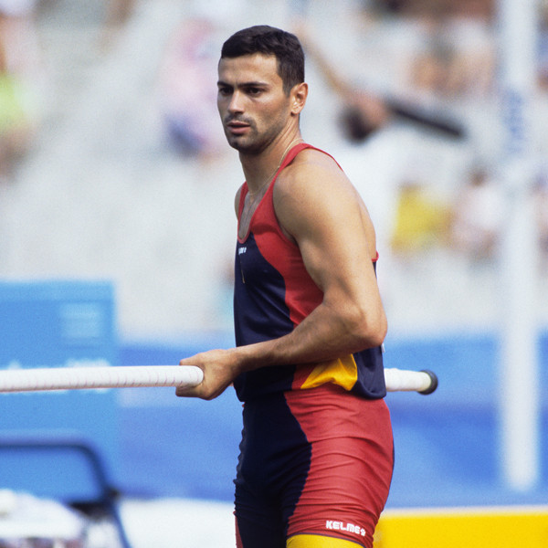 MuseuOlimpicBCN's tweet photo. #taldíacomohoy Antonio Peñalver hace #historia en el #Estadi Olímpic al conseguir la #medalla de #plata en el decatlón. 8.412 puntos le sirvieron para subir al #podium tras el checo Robert Zmelik y por delante del #norteamericano Dave Johnson.
#atletismo #decathon https://t.co/XhpWYUWL1C