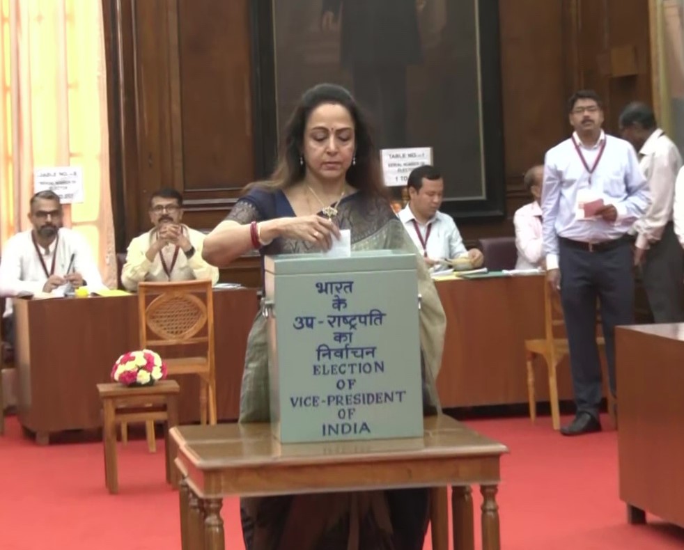 IBC24News's tweet photo. दिल्ली: भाजपा सांसद हेमा मालिनी, राज्यवर्धन सिंह राठौर, केंद्रीय विदेश राज्य मंत्री मिनाक्षी लेखी और केंद्रीय आवास और शहरी मामलों के मंत्री हरदीप सिंह पुरी ने उपराष्ट्रपति चुनाव के लिए संसद में वोट डाला।

#VCElection | #MargaretAlva  | #VicePresidentElection https://t.co/aiLDv2Nmma