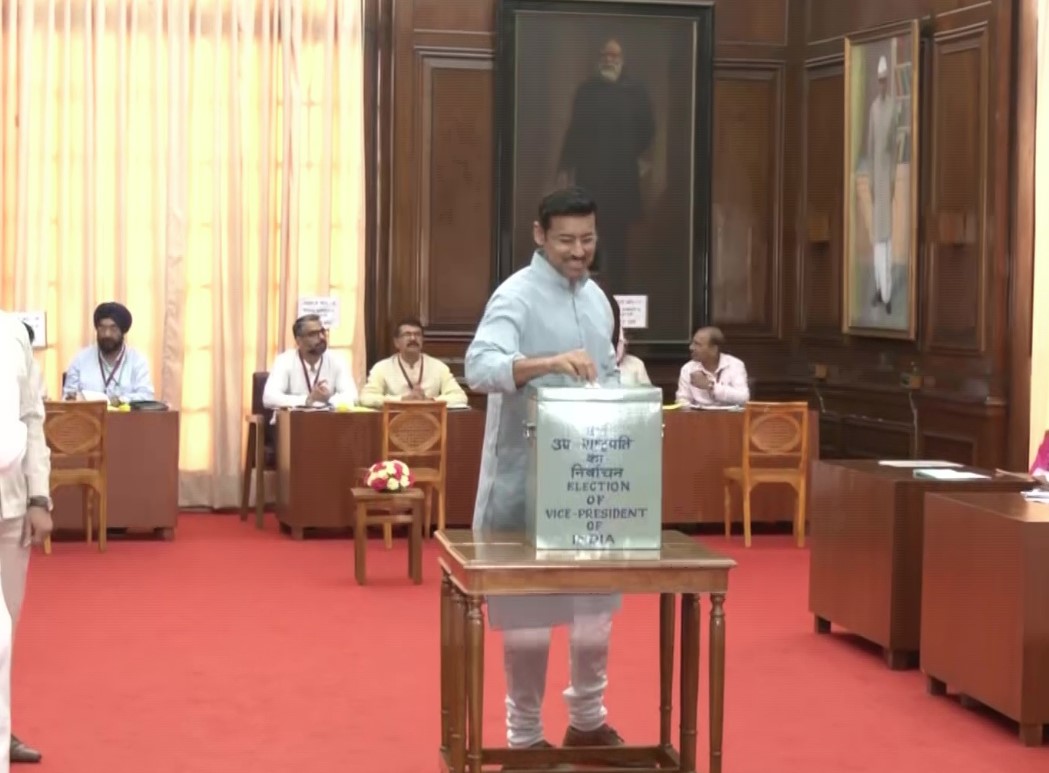 IBC24News's tweet photo. दिल्ली: भाजपा सांसद हेमा मालिनी, राज्यवर्धन सिंह राठौर, केंद्रीय विदेश राज्य मंत्री मिनाक्षी लेखी और केंद्रीय आवास और शहरी मामलों के मंत्री हरदीप सिंह पुरी ने उपराष्ट्रपति चुनाव के लिए संसद में वोट डाला।

#VCElection | #MargaretAlva  | #VicePresidentElection https://t.co/aiLDv2Nmma