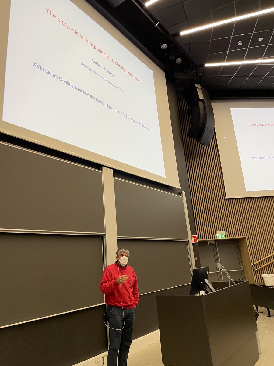 At #ConfXV <a href="/UniStavanger/">Universitetet i Stavanger</a> we continue w/ taming divergencies in quantum field theory in Antonio Pineda's (<a href="/UABBarcelona/">Universitat Autònoma de Barcelona</a>) plenary on the renormalon, plaquettes &amp; the gluon condensate. A marriage of improve perturbation theory and #latticeQCD for improved precision. <a href="/forskningsradet/">Norges forskningsråd</a>