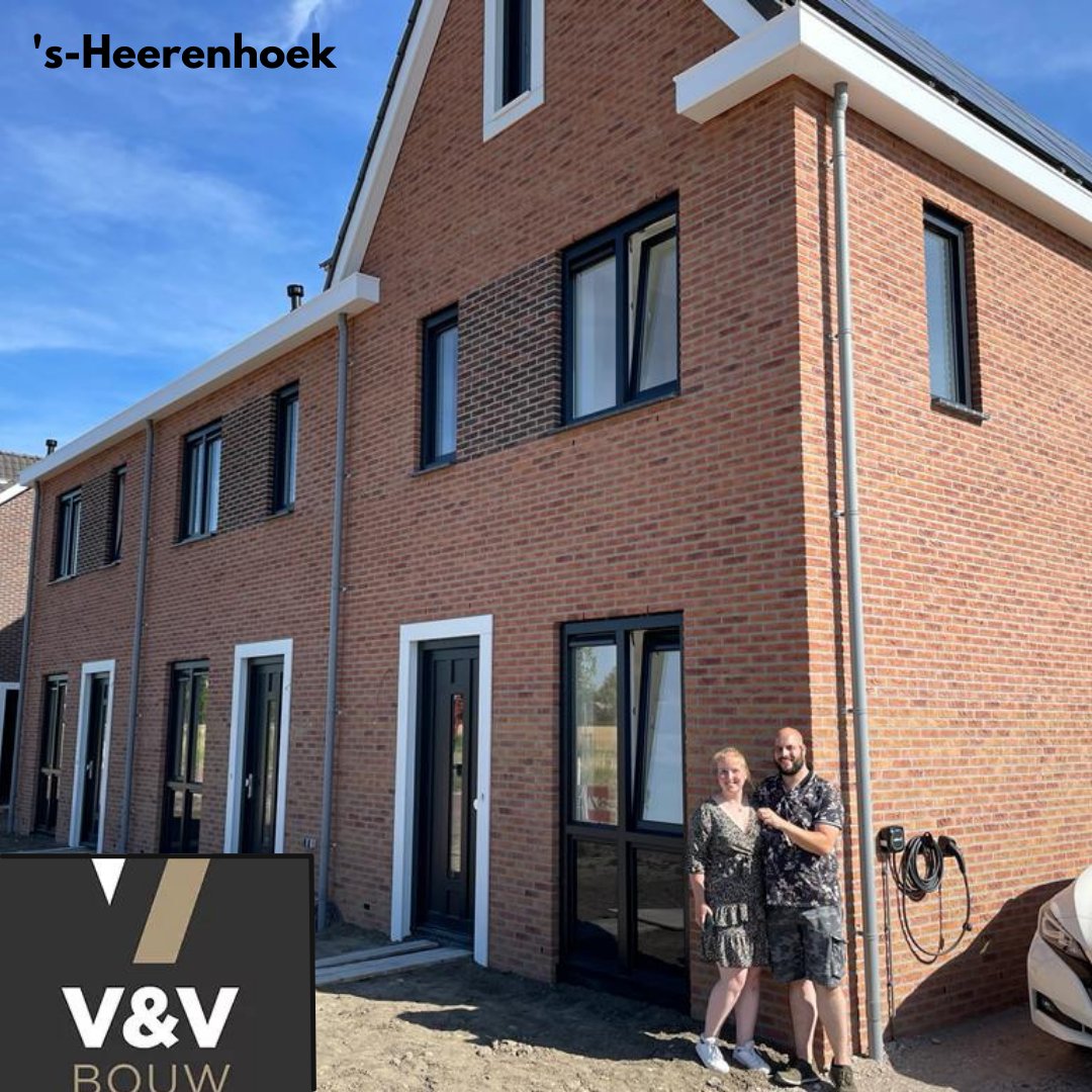VenVBouw's tweet image. Nog net voor de bouwvakvakantie zijn de eerste woningen van fase 1 in 's-Heerenhoek opgeleverd! 

Tevreden opdrachtgevers, daar doen we het voor!