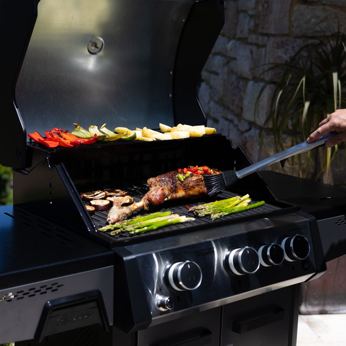 FornettoOven's tweet photo. Our new #Fornetto Endeavour 3 burner #GasBBQ looks great and is the perfect #GasGrill for those who need a compact size and many features. Follow us on @FornettoOven and we will let you know when our new products are on https://t.co/xSbtqlOQwp 
#bbqlife #bbq #churrasco #grilled https://t.co/wNyFxz565H