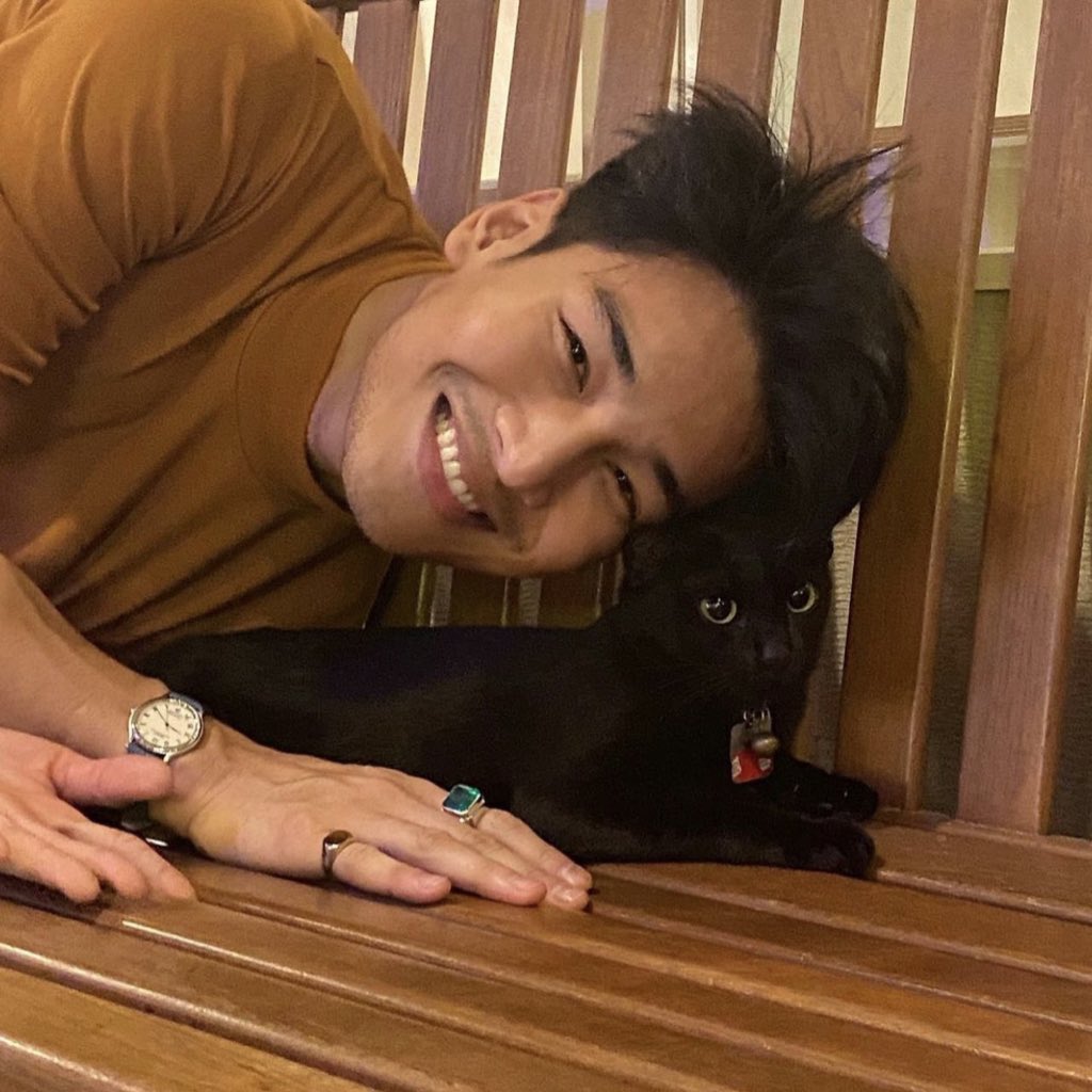 Apomysmile's tweet photo. ก่อนที่จะรู้จักโป บอกทุกคนตลอดว่าชอบผช.แต่งตัวเก่ง หน้าไทยคมๆ ผิวสีแทน แต่นึกไม่ออกหรอกว่าหน้าตายังไง ใครจะไปคิดว่าจะเจอวะ😭 
first impression อ่ะทำให้มาดูซีรี่ แล้วก็ค้นพบว่าเออ ผช.คนนี้แม่งเก่งมาก ไหนจะสัมรายการต่างๆอีก ทัศนคติโคตรดี หลงรักมากรู้มั้ย🥹❤️ #Nnattawin @Nnattawin1 https://t.co/oUdi3DXTWT