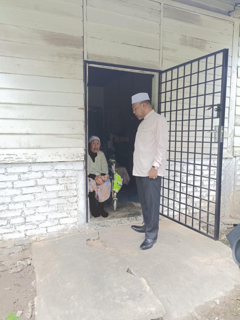 ustaz_idris's tweet photo. "Lalu makan ke Kak Yong?"
"Alhamdulillah makan"
"Solat buat tak?" 
"Solat buat, tapi duduk la"
"Allahuakbar"
Kagum saya dengan Kak Salbiah.Umur dah 80 lebih, duduk di kerusi roda tapi tetap tak tinggal solat. Ini rahsia ingatannya kuat, walaupun penglihatannya sudah makin kabur. https://t.co/PsXcHl6kro