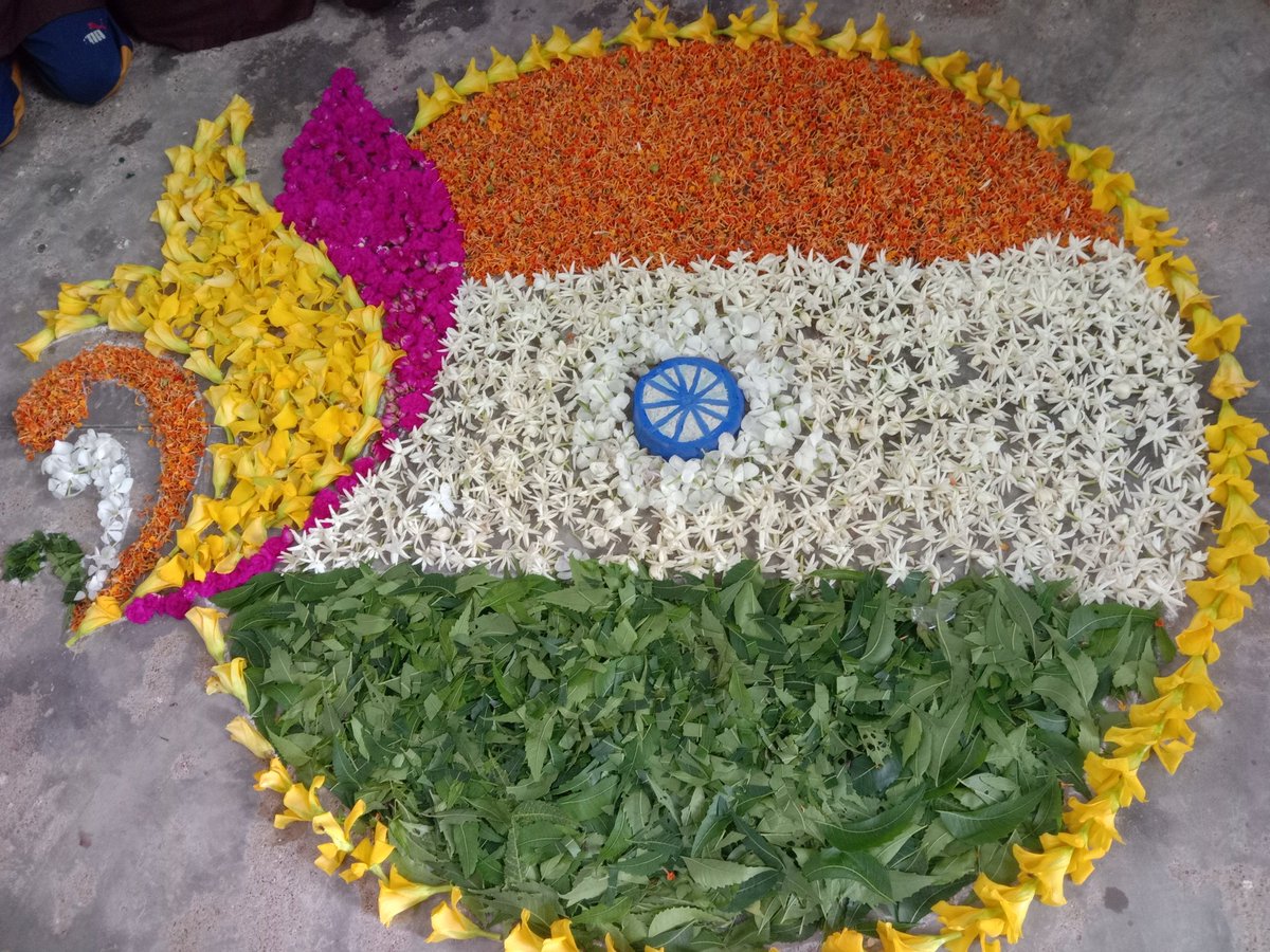 फूलो से बना तिरंगा