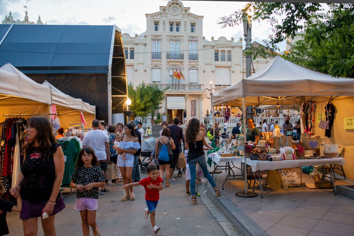 comerciohuesca's tweet photo. 💚Gracias a todos los que vinisteis a disfrutar del #GreenFriday

👉Fue un día lleno de alegría, en el que  comercio de Huesca y oscenses se reencontraron en las calles.

🤍Ya tenemos ganas de volver a veros, el 11 de agosto, en la ¡#FiestaDelComercio! 

#ComercioHuesca https://t.co/plojEjwH6K