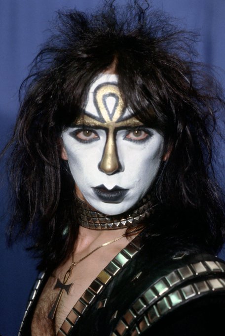 Happy 70th birthday to former KISS guitarist Vinnie Vincent! 
