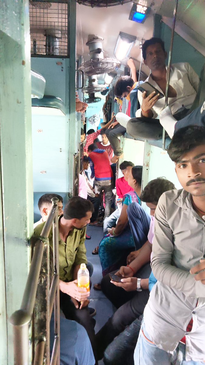 PriyaMi48402264's tweet photo. Ye hai apna Indian railway jaha ticket lene se koi faida nhi hai chahe  sleeper ho ya ac sabhi coach general hi hai Aram se bina ticket ke chad jao kisi ki bhi seat par baith jao TT aaye to fine general ka paid krke sleeper adjust karlo #indianrailway #ManojSinha #Yogiadityanath https://t.co/Htm2Oal8q2
