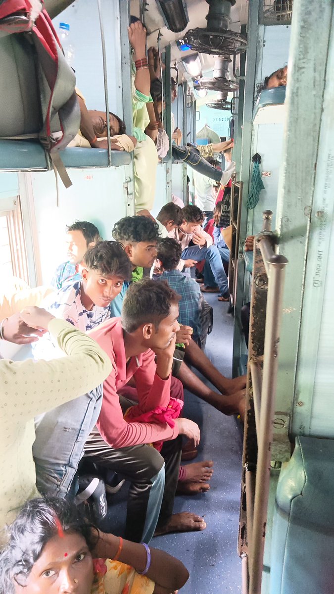 PriyaMi48402264's tweet photo. Ye hai apna Indian railway jaha ticket lene se koi faida nhi hai chahe  sleeper ho ya ac sabhi coach general hi hai Aram se bina ticket ke chad jao kisi ki bhi seat par baith jao TT aaye to fine general ka paid krke sleeper adjust karlo #indianrailway #ManojSinha #Yogiadityanath https://t.co/Htm2Oal8q2