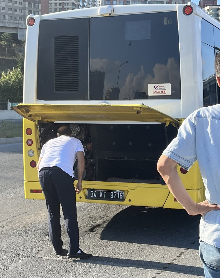 Bunları KEYİFÇİ, TATİLCİ, yan gelip yatan başkanının gözüne sokun ki
👉🏿İstanbul’u ne hale getirdiğinin farkına  bi daha bi daha varsın…!